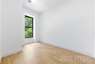246 Vernon Ave in Brooklyn, NY - Building Photo - Building Photo