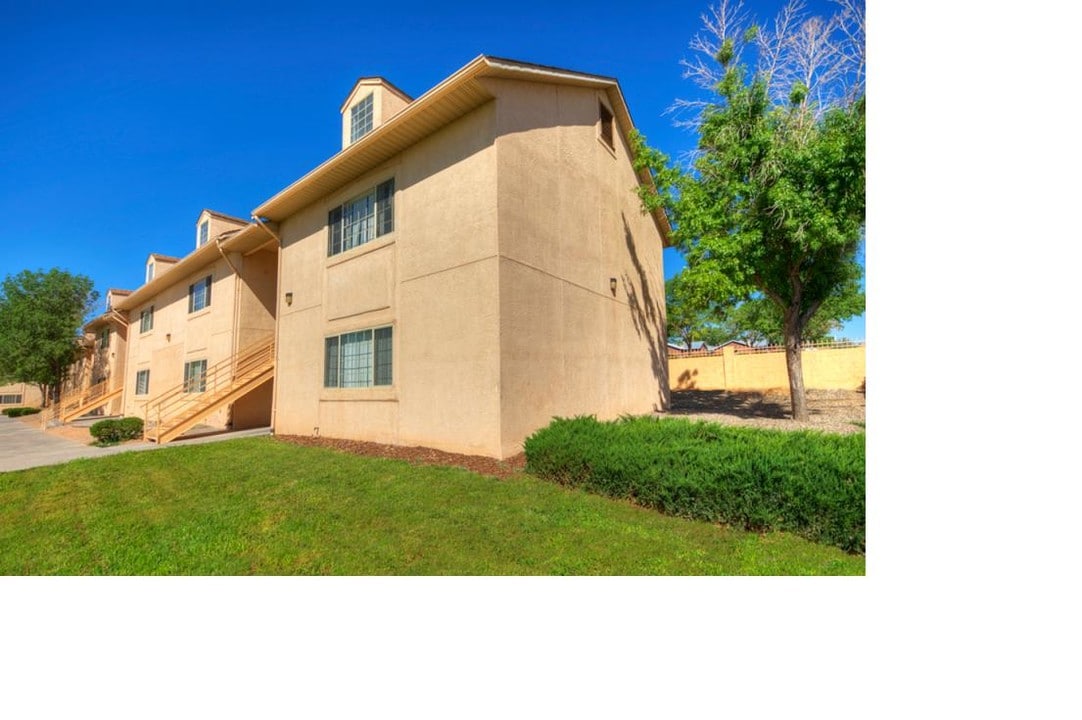 Hillside Apartments in Los Lunas, NM - Foto de edificio