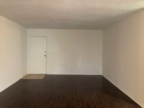 10745 Hortense St in Los Angeles, CA - Foto de edificio - Building Photo