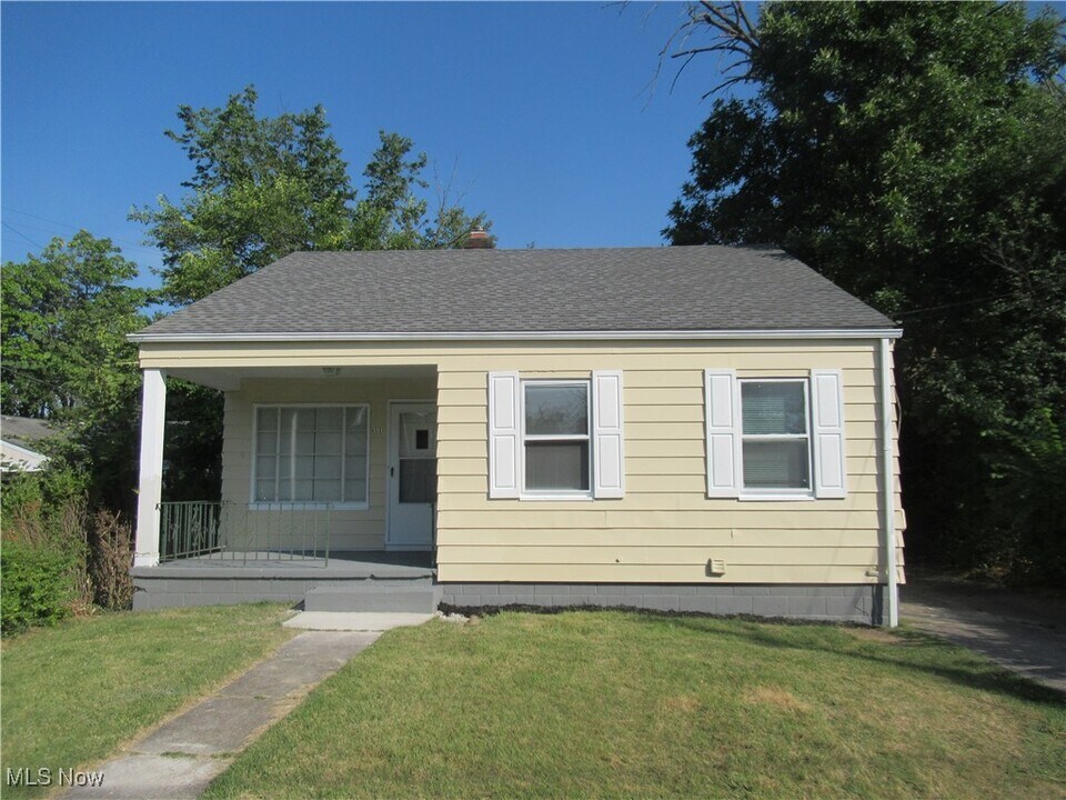 311 Columbus St in Bedford, OH - Building Photo