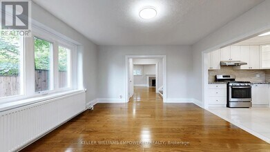 107 Lawrence Crescent in Toronto, ON - Building Photo - Building Photo