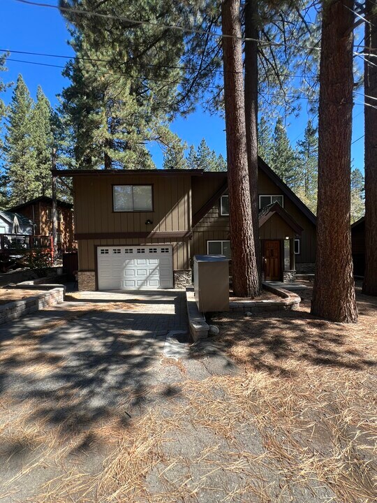 933 Edgewood Cir in South Lake Tahoe, CA - Building Photo