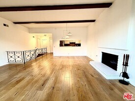 8743 Hollywood Hills Rd in Los Angeles, CA - Building Photo