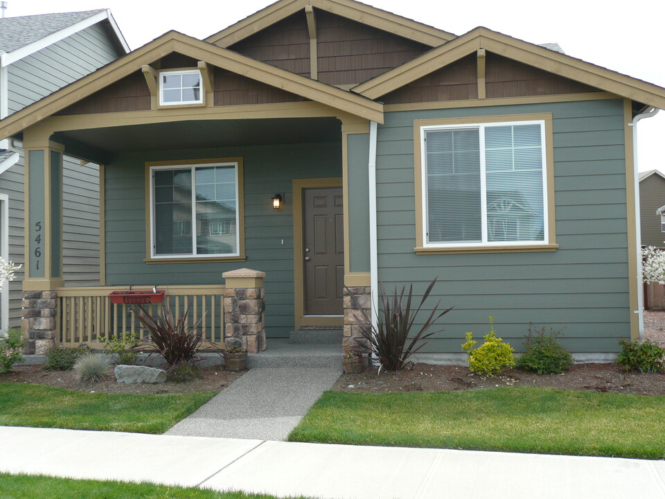 5461 Balustrade Blvd SE in Lacey, WA - Foto de edificio