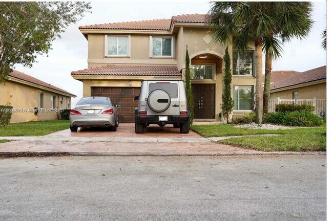 465 SW 205th Ave in Pembroke Pines, FL - Building Photo - Building Photo