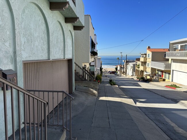 212 38th St, Unit A in Manhattan Beach, CA - Foto de edificio - Building Photo