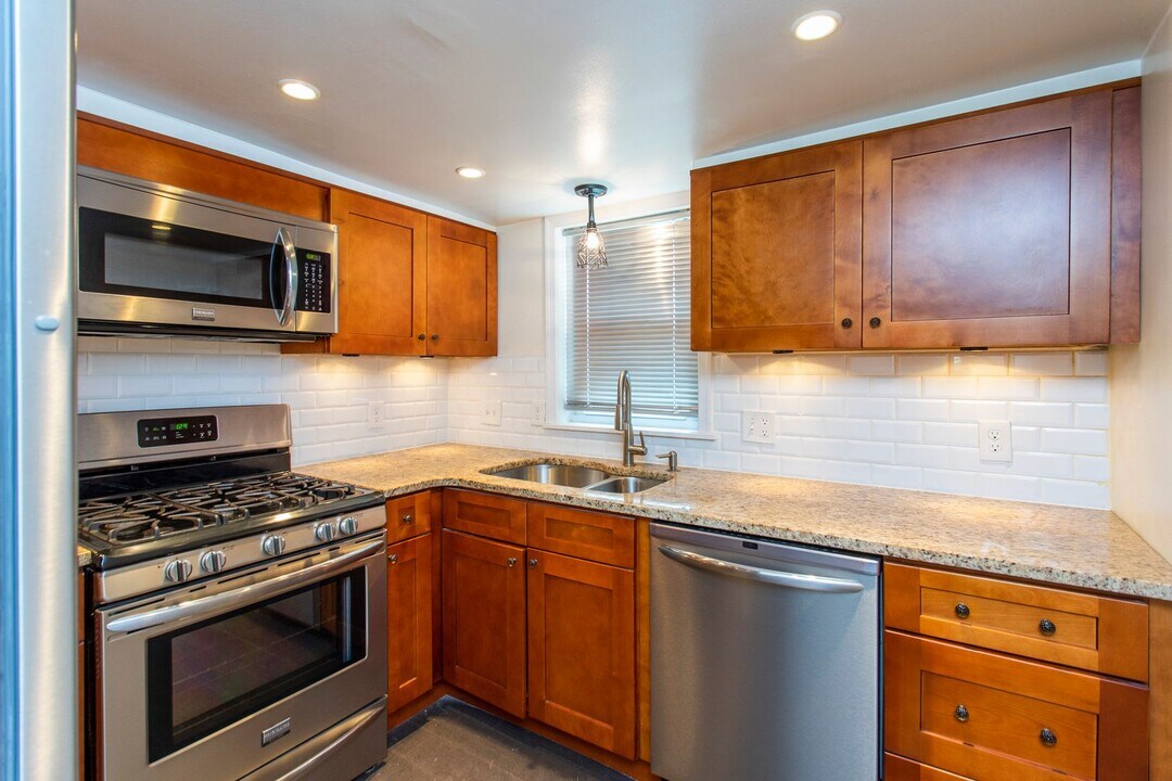 2218 E Oakdale St in Philadelphia, PA - Building Photo