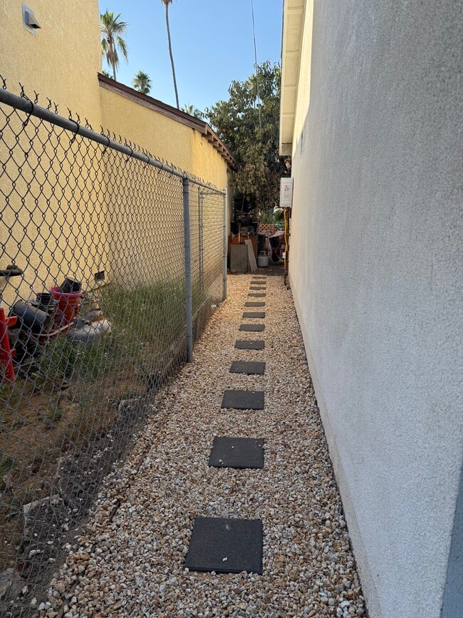 14466 Brand Blvd in San Fernando, CA - Building Photo - Building Photo