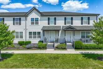 65 E Robinson Ave in Cortland, IL - Foto de edificio - Building Photo