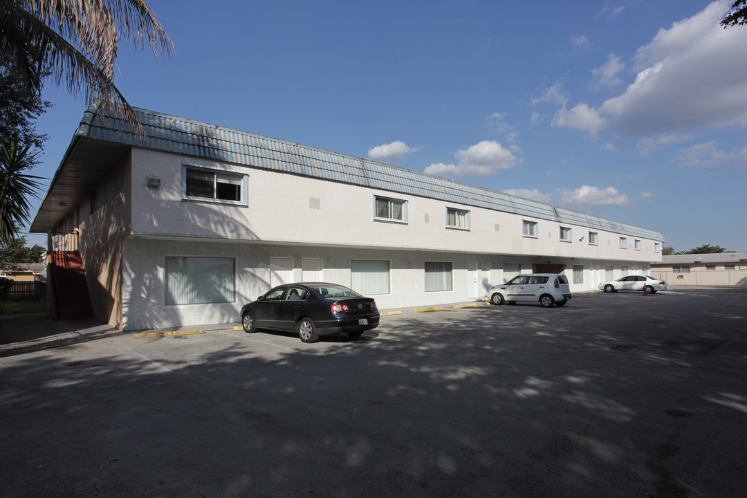 7841 Johnson St in Pembroke Pines, FL - Building Photo