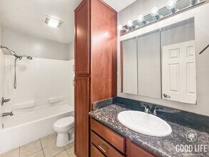 5402 Balboa Arms Dr in San Diego, CA - Building Photo - Building Photo