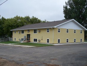 425 8th Ave NE in Watertown, SD - Building Photo - Building Photo