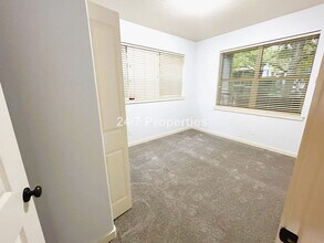 640 NE Garswood Ln in Hillsboro, OR - Foto de edificio - Building Photo