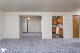 7016 Weimer Rd in Anchorage, AK - Foto de edificio - Building Photo