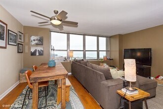 655 W Irving Park Rd, Unit 3308 in Chicago, IL - Building Photo - Building Photo