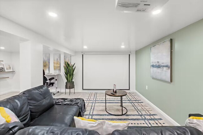 36 E 47th St, Unit apt 1 in Bayonne, NJ - Foto de edificio - Building Photo
