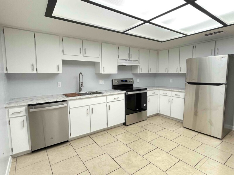 907 W Orange St in Kissimmee, FL - Building Photo