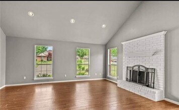 215 Bluff Dr in Lowell, AR - Building Photo - Building Photo