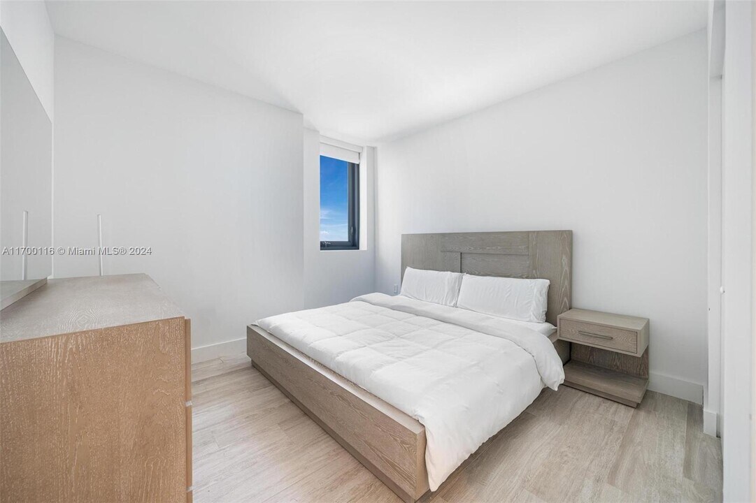 121 NE 34th St, Unit 2109 in Miami, FL - Building Photo