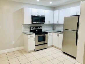 8962 SW 40th Terrace, Unit 8962 SW 40th Ter - Front Unit in Olympia Heights, FL - Building Photo - Building Photo