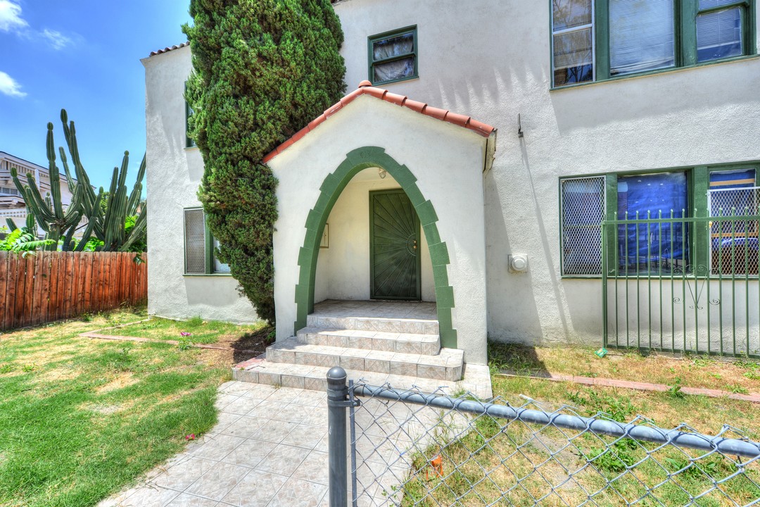 413 S Acacia Ave in Compton, CA - Building Photo