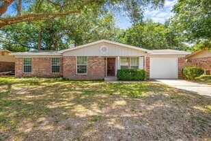 107 Alan A Dale Dr in Niceville, FL - Building Photo