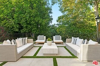 16881 Oak View Dr in Los Angeles, CA - Building Photo - Building Photo