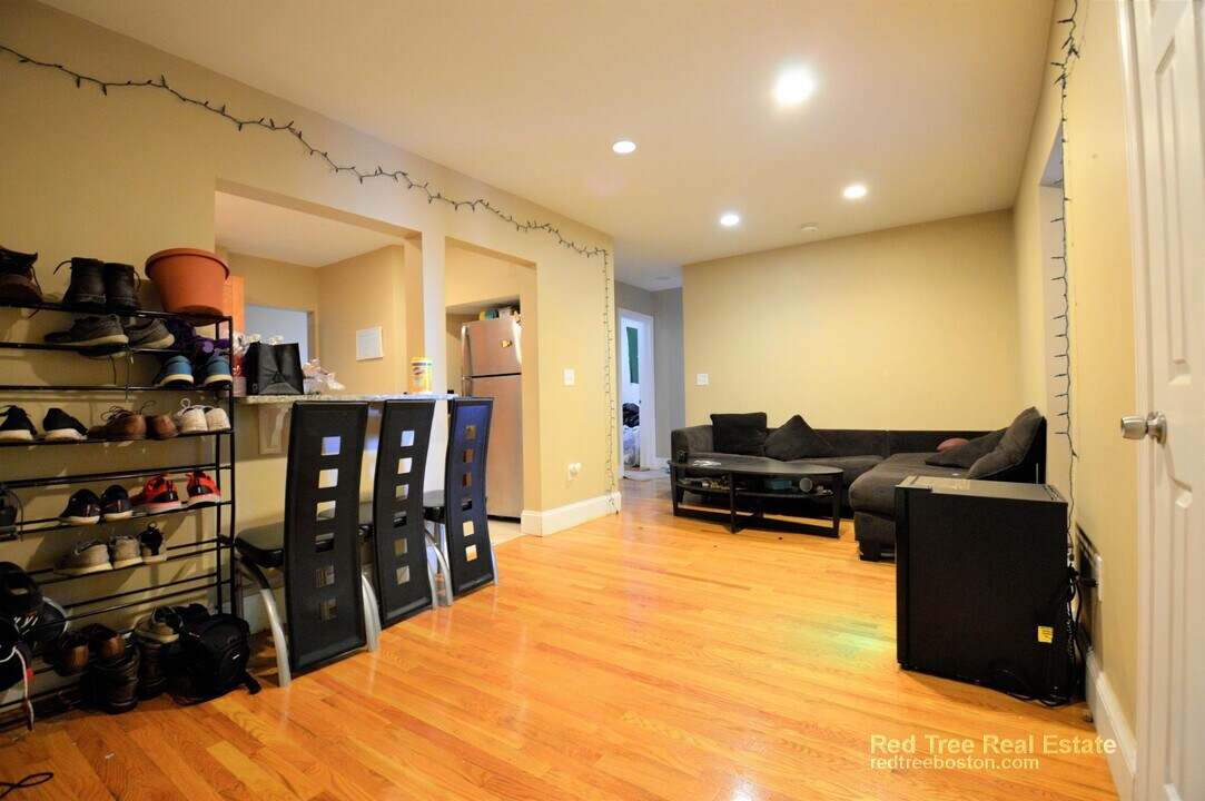 76 Egmont St, Unit 5 in Brookline, MA - Building Photo