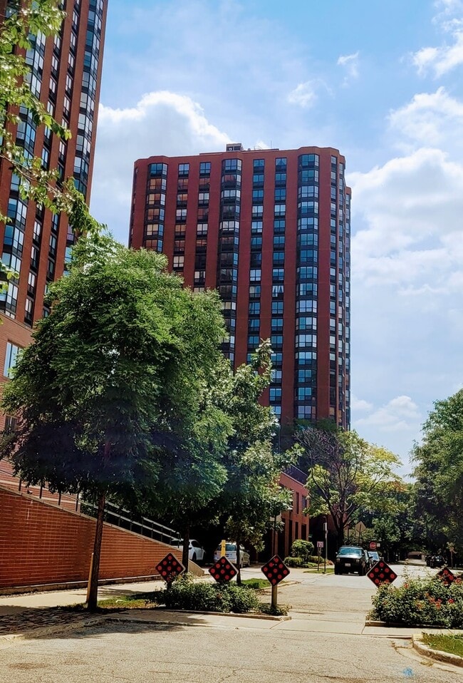 property at 899 S Plymouth Ct