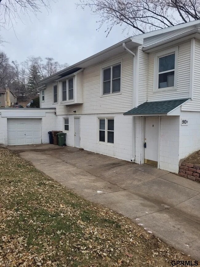 910 Harrington Ave in Bellevue, NE - Foto de edificio - Building Photo