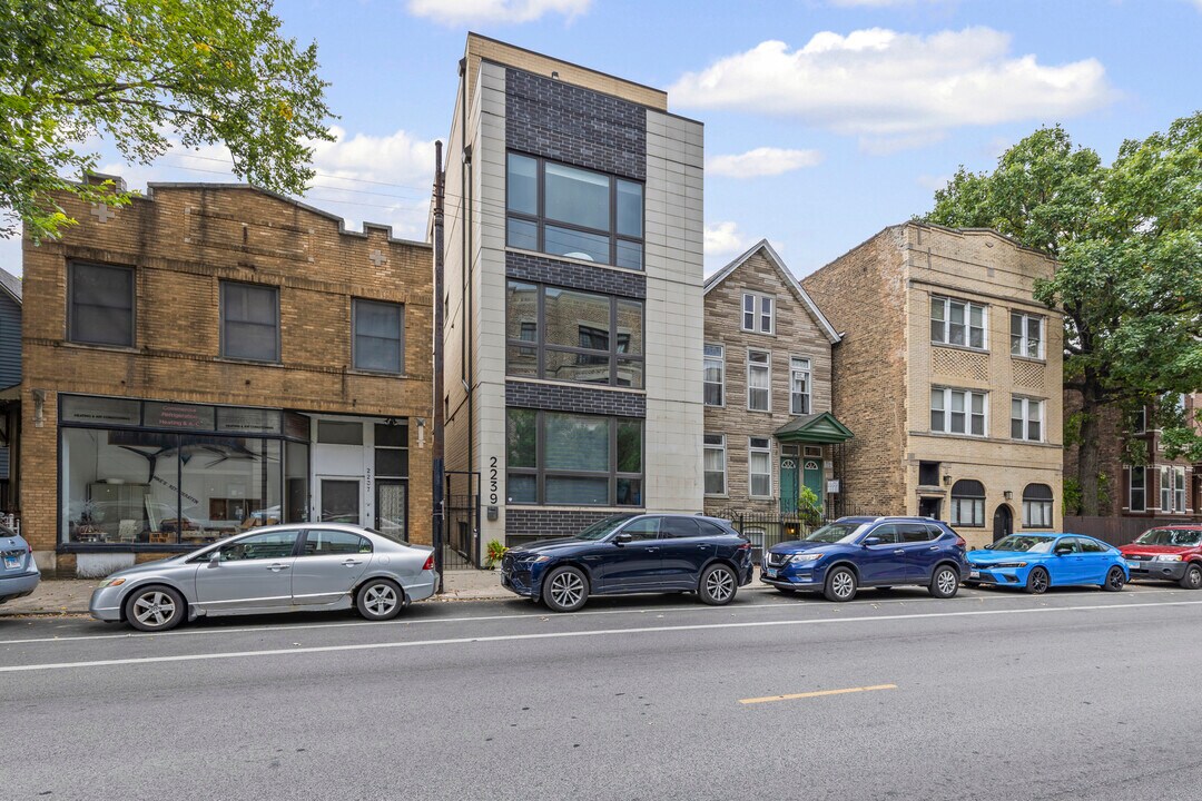 2239 W Belmont Ave in Chicago, IL - Building Photo