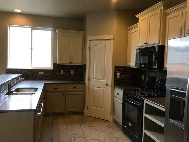 21174 Capella Pl in Bend, OR - Building Photo - Building Photo