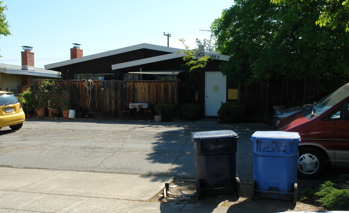 1582 Albatross Dr in Sunnyvale, CA - Foto de edificio