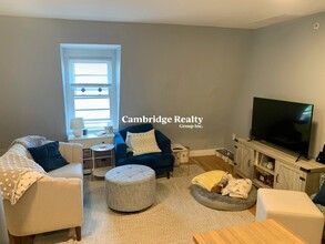 87 Munroe St, Unit 3A in Somerville, MA - Foto de edificio - Building Photo
