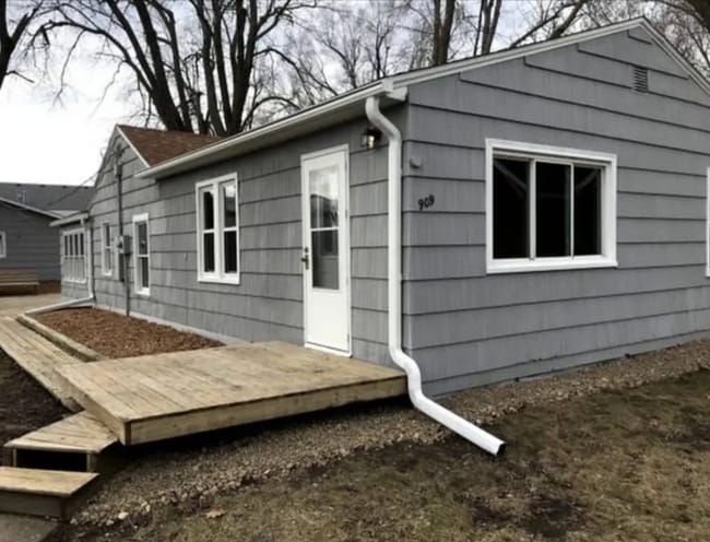 property at 909 Columbus St