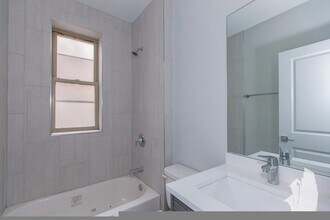 3919 N Janssen Ave, Unit 1E in Chicago, IL - Foto de edificio - Building Photo