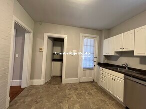 64 Dana St, Unit E in Cambridge, MA - Building Photo - Building Photo