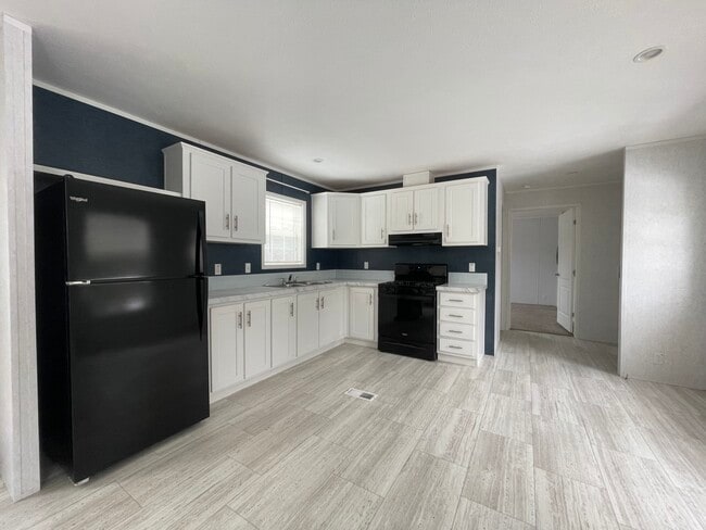 24 Suzanne Way in Willseyville, NY - Foto de edificio - Building Photo