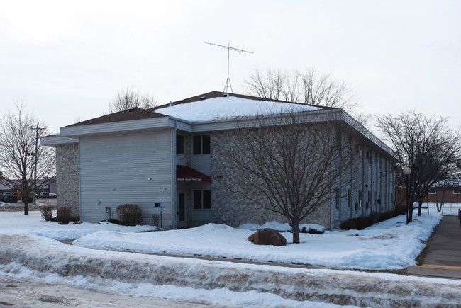 Falls Manor Apartments in Little Falls, MN - Foto de edificio - Building Photo