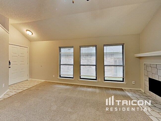 1637 Woodhall Way in Fort Worth, TX - Building Photo - Building Photo