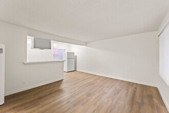9721 San Pedro St, Unit Unit 4 in Los Angeles, CA - Building Photo - Building Photo