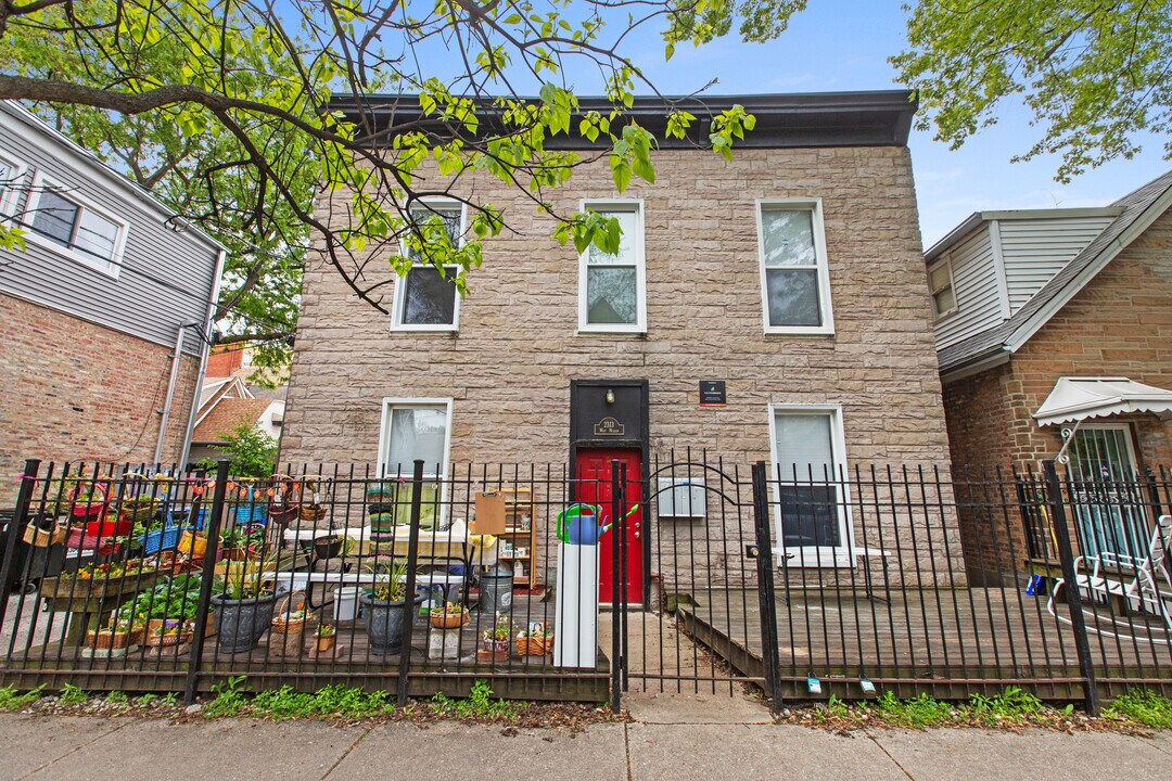 2313 W McLean Ave in Chicago, IL - Building Photo