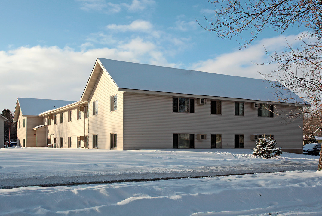 Hanson Apartments in Willmar, MN - Building Photo