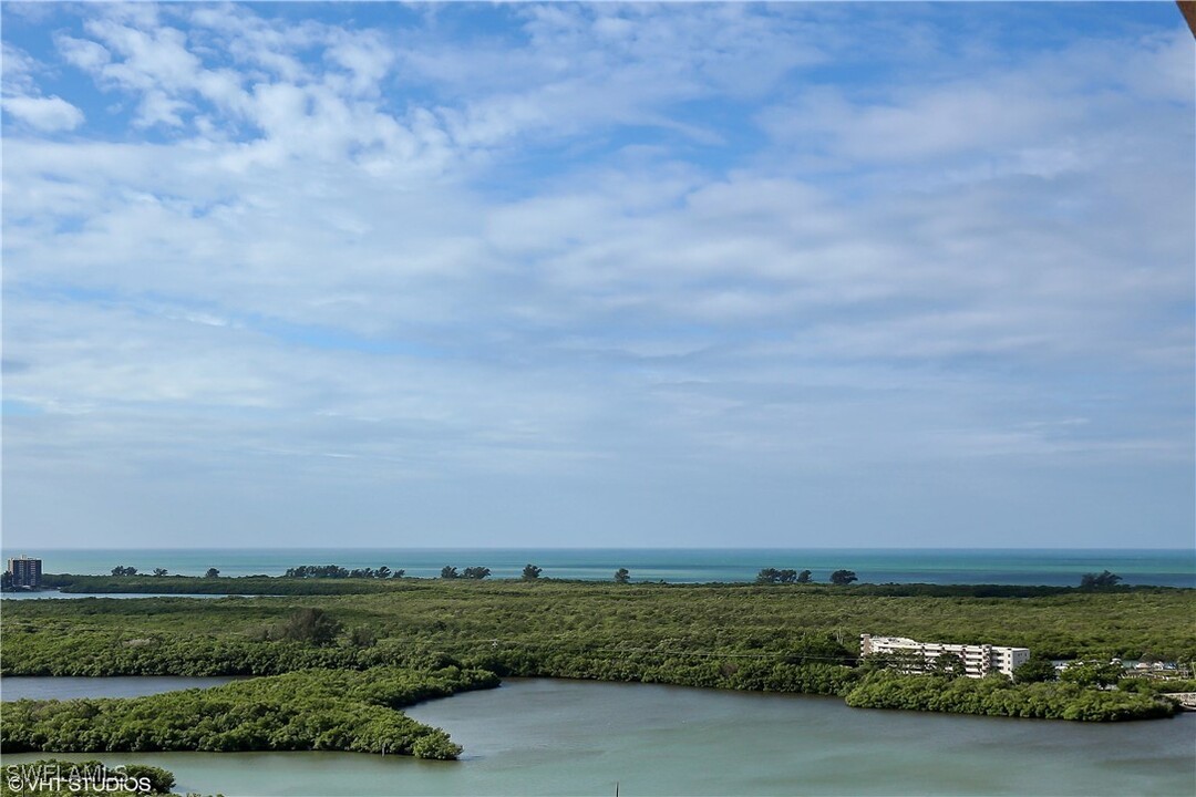 455 Cove Tower Dr in Naples, FL - Foto de edificio