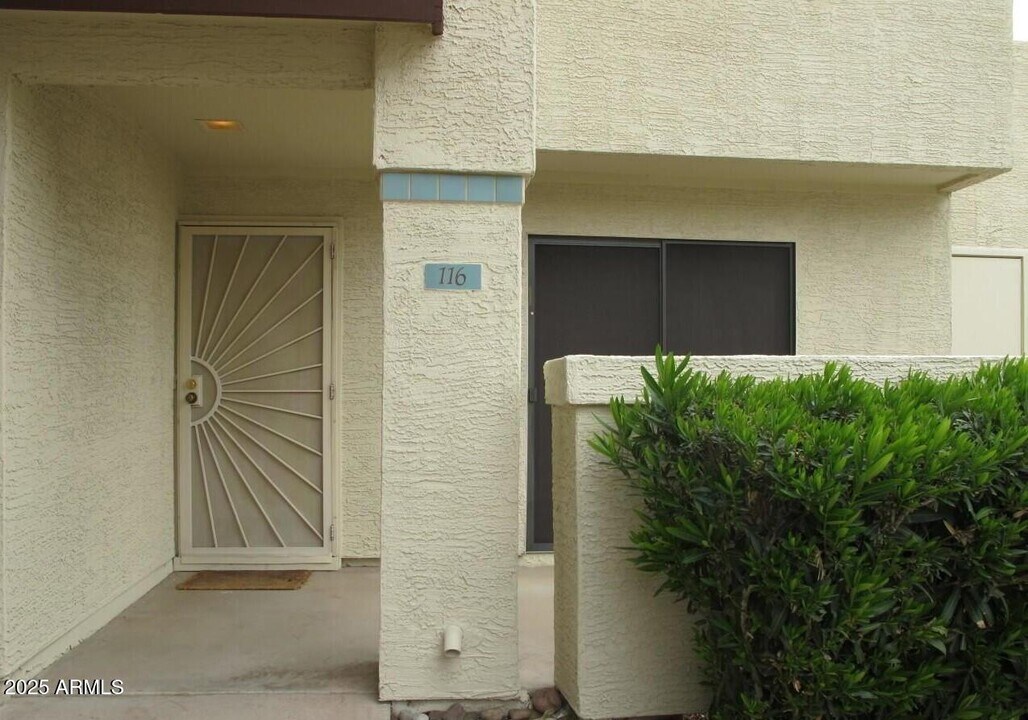 2020 W Union Hills Dr in Phoenix, AZ - Foto de edificio