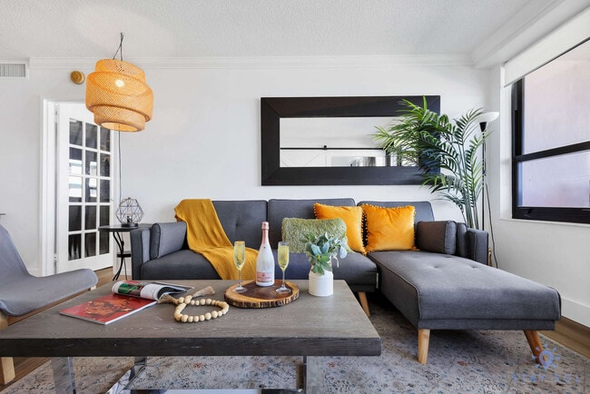 5225 Collins Ave in Miami, FL - Building Photo - Building Photo