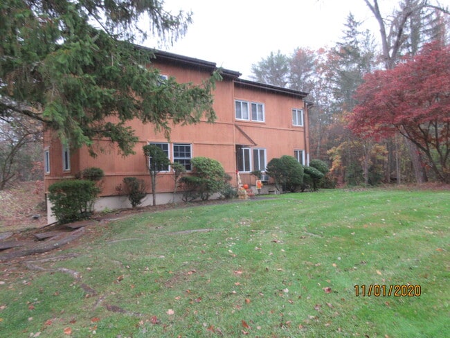1050 Lucas Ave Ext, Unit 2 in Hurley, NY - Building Photo - Building Photo
