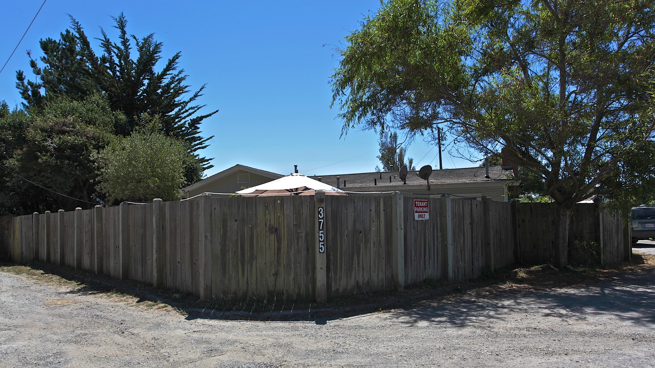 3755 Shoreline Hwy in Stinson Beach, CA - Building Photo