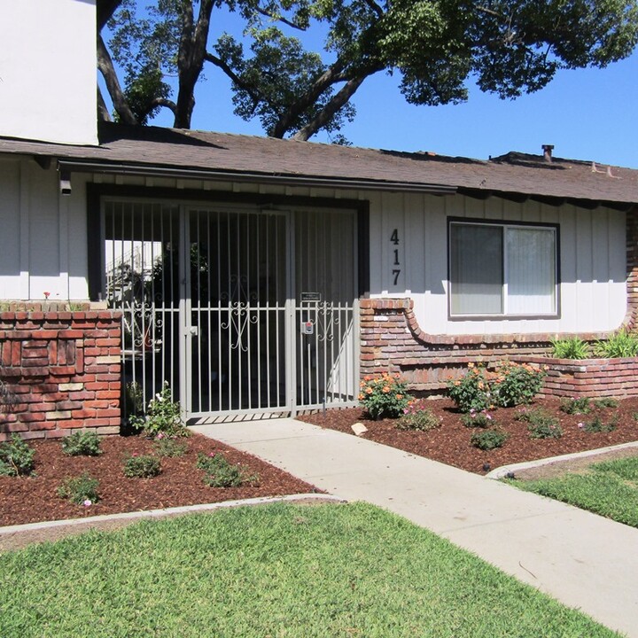 417 E badillo St in Covina, CA - Foto de edificio