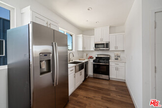 6338 Beck Ave in Los Angeles, CA - Foto de edificio - Building Photo